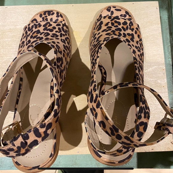 Cute cute cute comfort fit Cato’s leopard print sandals,w/ peep toe& ROUND  heel - Picture 5 of 6